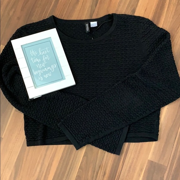 H&M Tops - 💕H&M Cropped sweater Woman